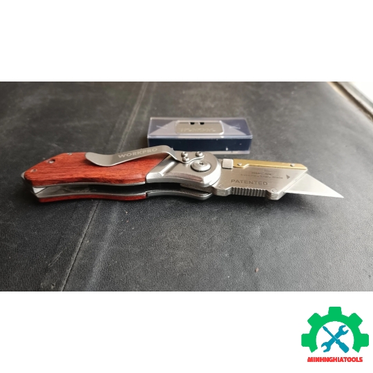 Dao gấp tiện ích có lưỡi cắt, cán cầm bằng gỗ Workpro - WP211014 